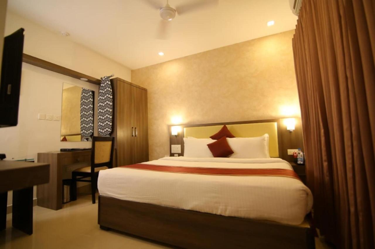 Hotel Monarch Кожикод Екстериор снимка