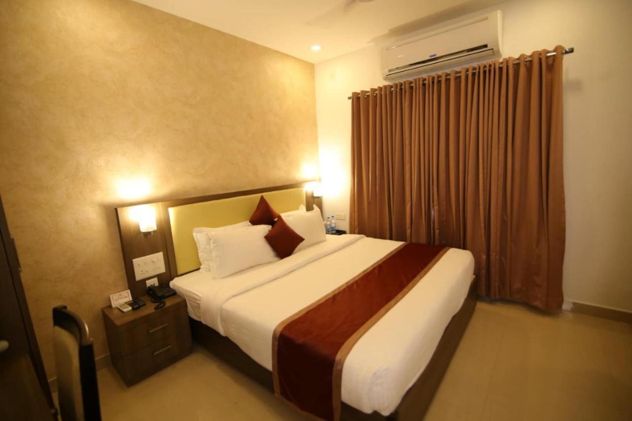Hotel Monarch Кожикод Екстериор снимка