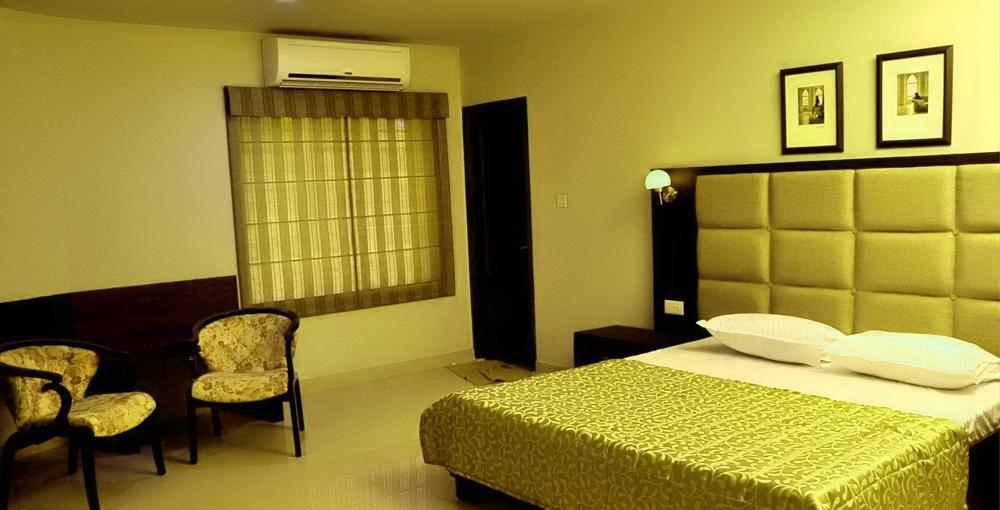 Hotel Monarch Кожикод Екстериор снимка